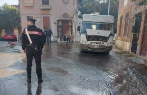 Strada allagata alla Garbatella. Il tombino perde acqua
