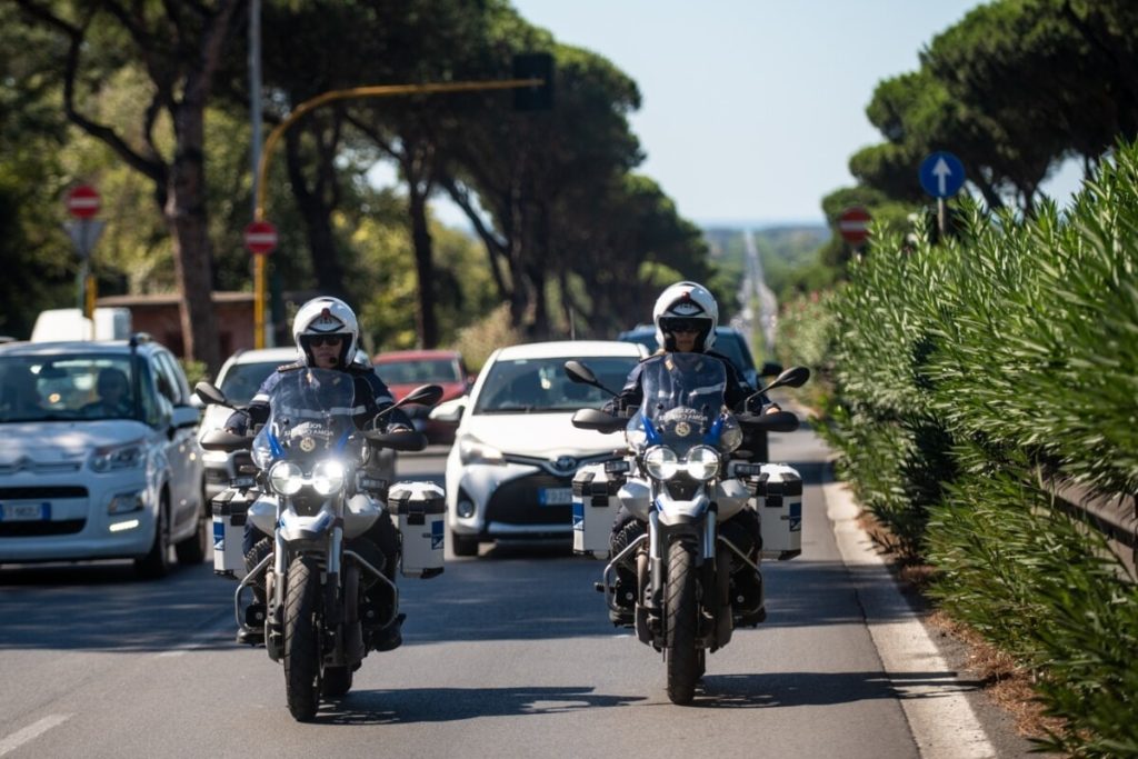 Panico sulla Colombo: contromano non si ferma all'alt e rischia di investire agente. Poi aizza pitbull contro i vigili