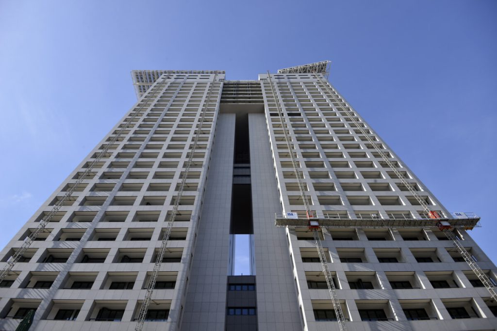 Natale a Eurosky, servizi sospesi per debiti. E l'amministratrice viene cacciata da un altro condominio