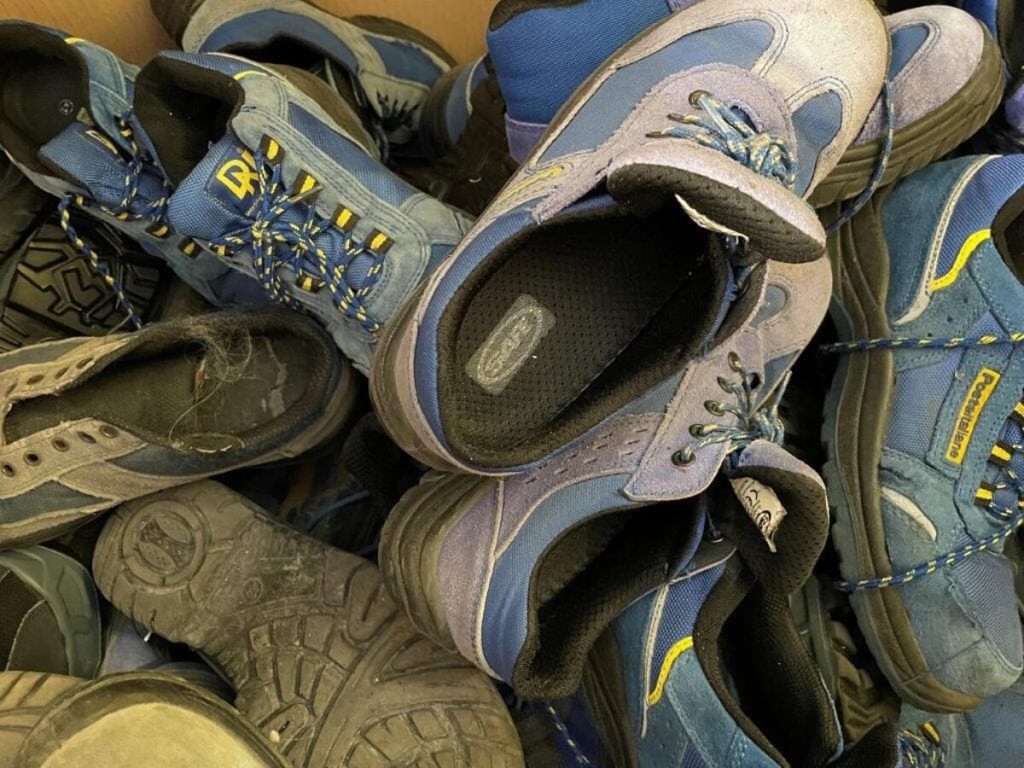 Le scarpe dei postini di Roma riciclate per pavimentare le aree giochi degli asili