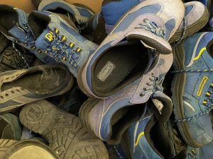 Le scarpe dei postini di Roma riciclate per pavimentare le aree giochi degli asili