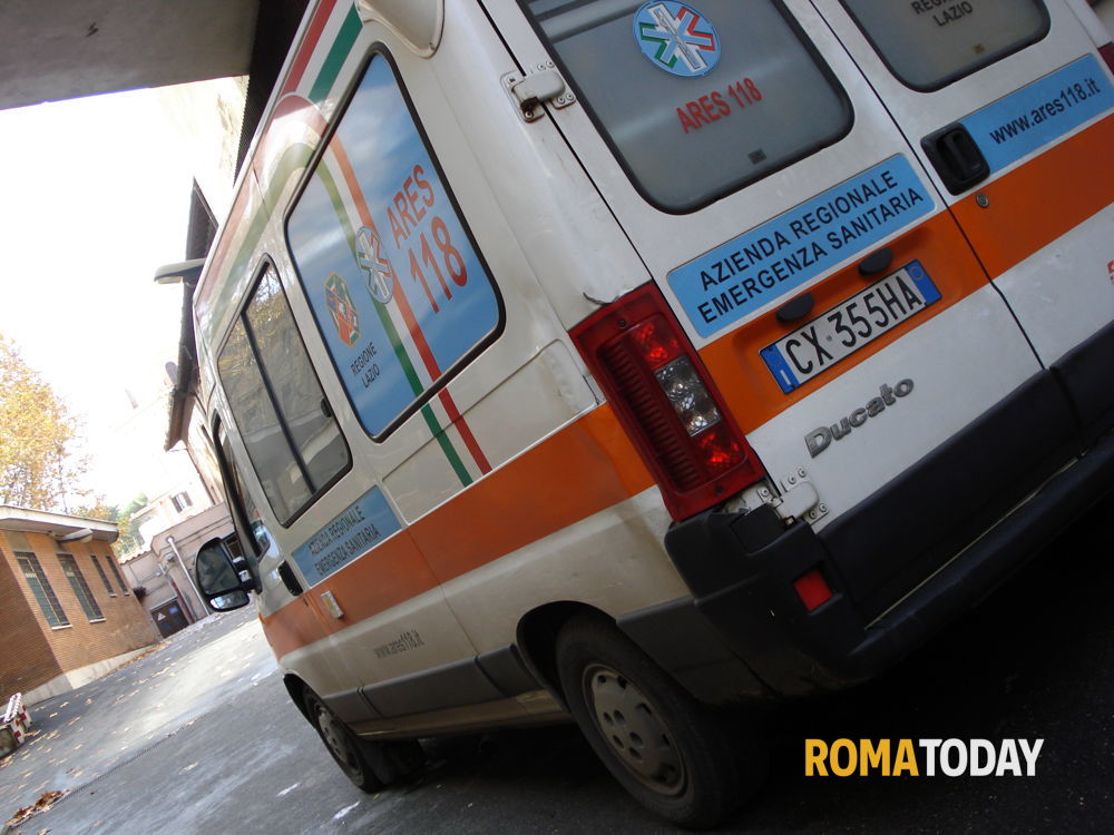 Roma, chiama l'ambulanza per la zia e aggredisce l'autista con un martello