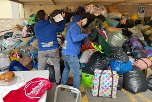 La solidarietà viaggia sui taxi, raccolti 35 quintali di indumenti e beni per i più bisognosi