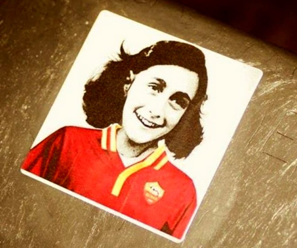 Anna Frank con la maglia della Roma, tifoso laziale nei guai per discriminazione razziale