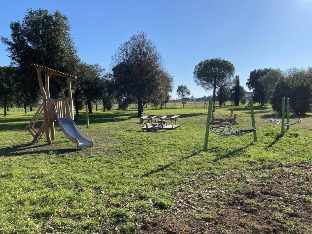 Altalene, scivoli e un aereo. Il parco di Centocelle ha una nuova area giochi