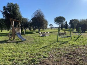Altalene, scivoli e un aereo. Il parco di Centocelle ha una nuova area giochi