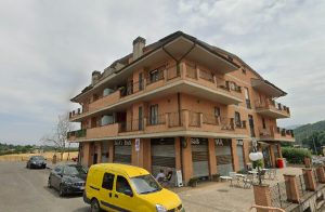 Incendio nel garage, a fuoco un'auto. Salvato neonato di 20 giorni