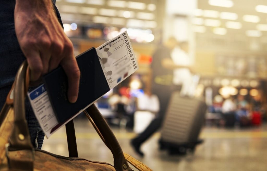 Senza valigia all'arrivo in aeroporto, segue il gps e scopre che il bagaglio è stato rubato