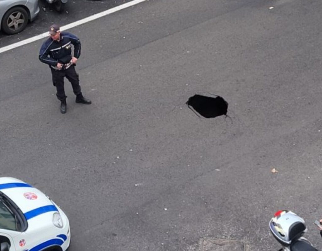 Voragine a Balduina, l'asfalto cede ancora: altra strada chiusa