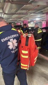 Neonato resta chiuso in auto nel parcheggio del centro commerciale, salvato