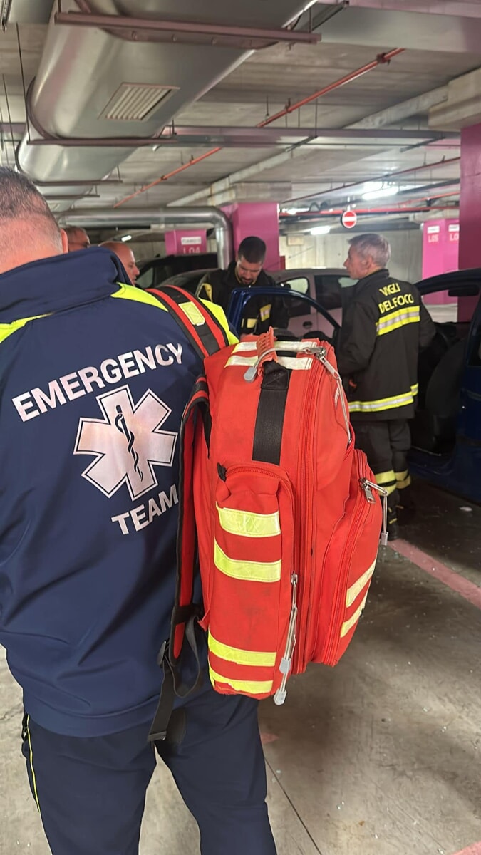 Neonato resta chiuso in auto nel parcheggio del centro commerciale, salvato