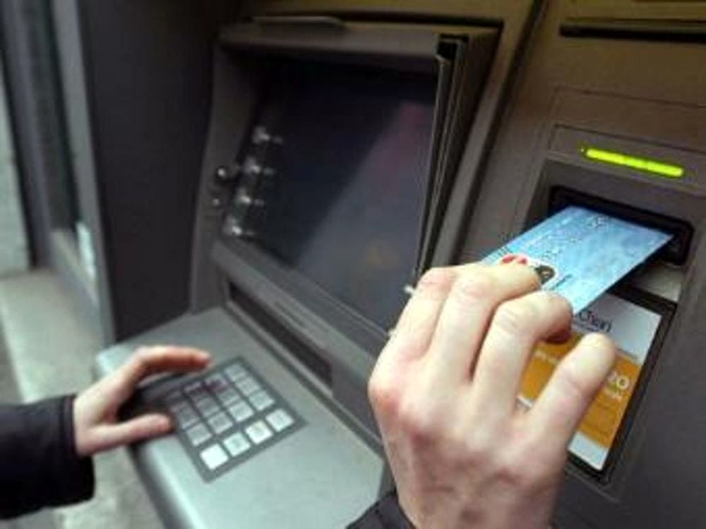 Donna rapinata al bancomat. Due giovanissimi inseguono il ladro e lo fanno arrestare