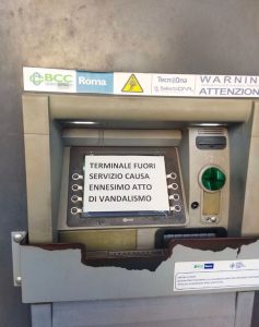 Colla sui tasti e bancomat fuori servizio