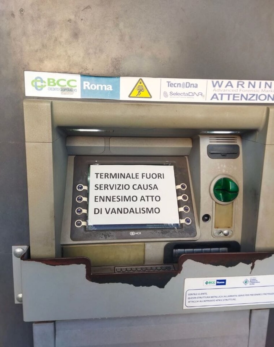 Colla sui tasti e bancomat fuori servizio
