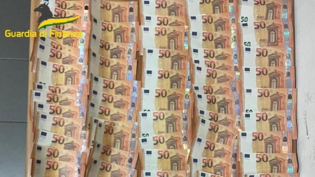 Il pacco dei due napoletani in trasferta a Roma: banconote false per fare acquisti a San Pietro
