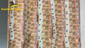 Il pacco dei due napoletani in trasferta a Roma: banconote false per fare acquisti a San Pietro