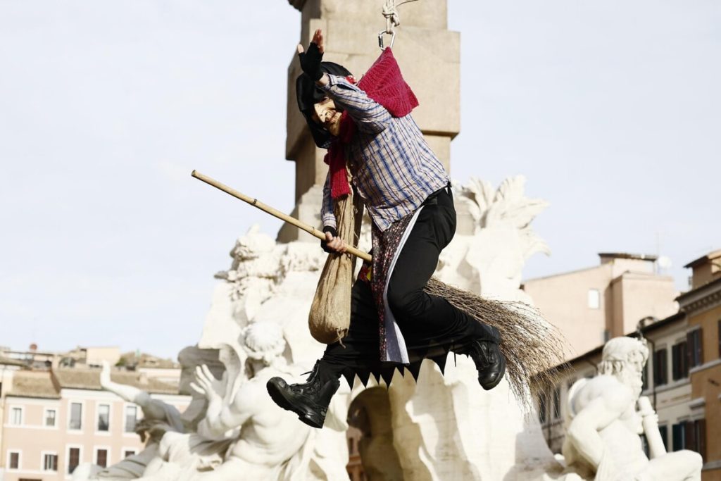 Epifania a Roma, piazza Navona gremita per il volo della Befana