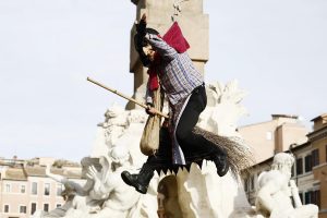 Epifania a Roma, piazza Navona gremita per il volo della Befana
