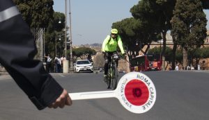 Blocco traffico a Roma, domenica 26 gennaio niente auto nella fascia verde