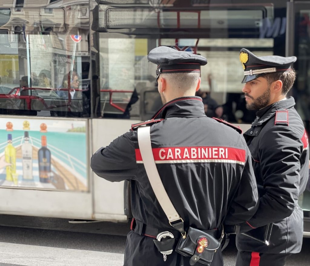 Pugno contro il volto della passeggera del bus per venti euro