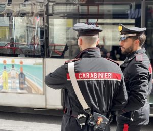 Pugno contro il volto della passeggera del bus per venti euro