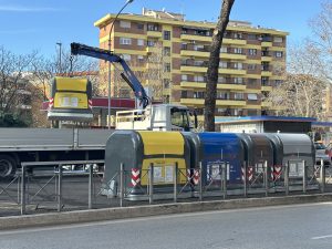 Via Appia Nuova, arrivano 200 campane: "Hanno una capacità quasi doppia dei cassonetti tradizionali"