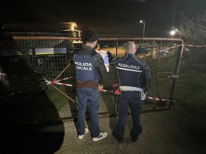 Rifiuti pericolosi sotto terra nel campo rom abusivo: sequestrate discarica e autofficina illegale