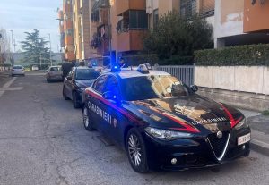 Prende casa in affitto e scompare. Il proprietario trova altri locatari, lei torna e scoppia il caos