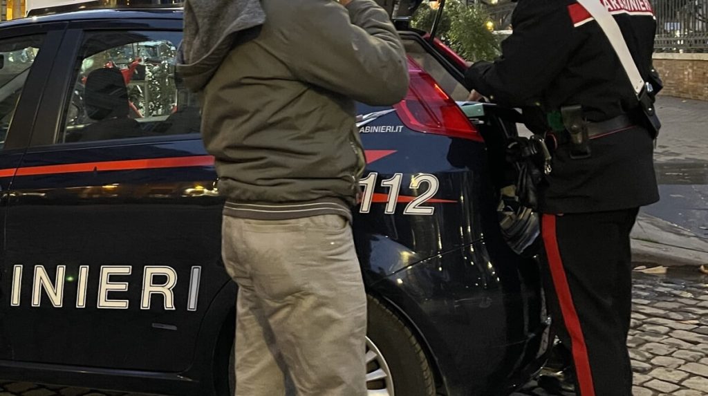 Ruba il cellulare in "zona rossa". L'identikit fornito dalla vittima lo fa arrestare