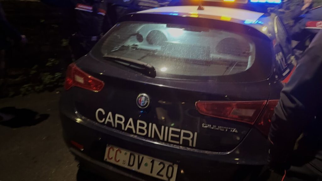 Ruba smartphone poi "armato" di stampella picchia vittima e passante