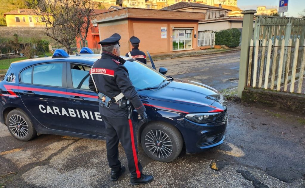 Cocaina nel garage: arrestata coppia di pusher