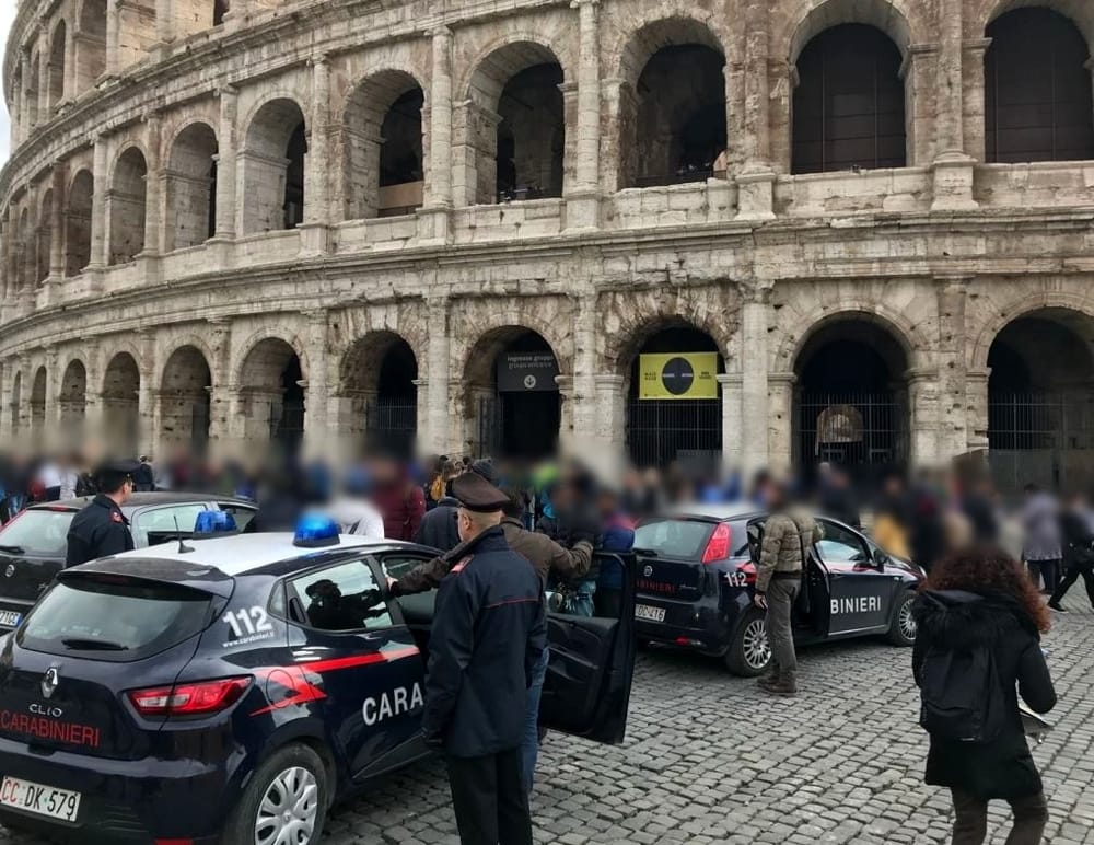 Turisti borseggiati mentre si scattano i selfie, 13 arresti