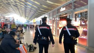Stazione Termini: stacca placche antitaccheggio e scappa con i profumi dal negozio