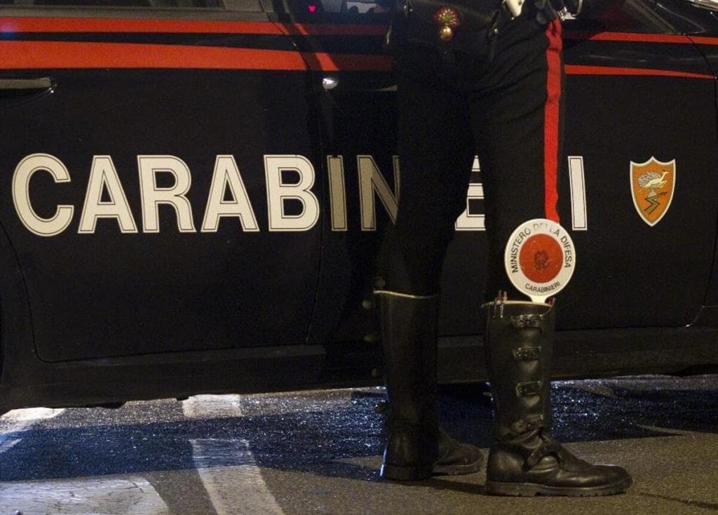 Picchia moglie e figlia con il manico della scopa