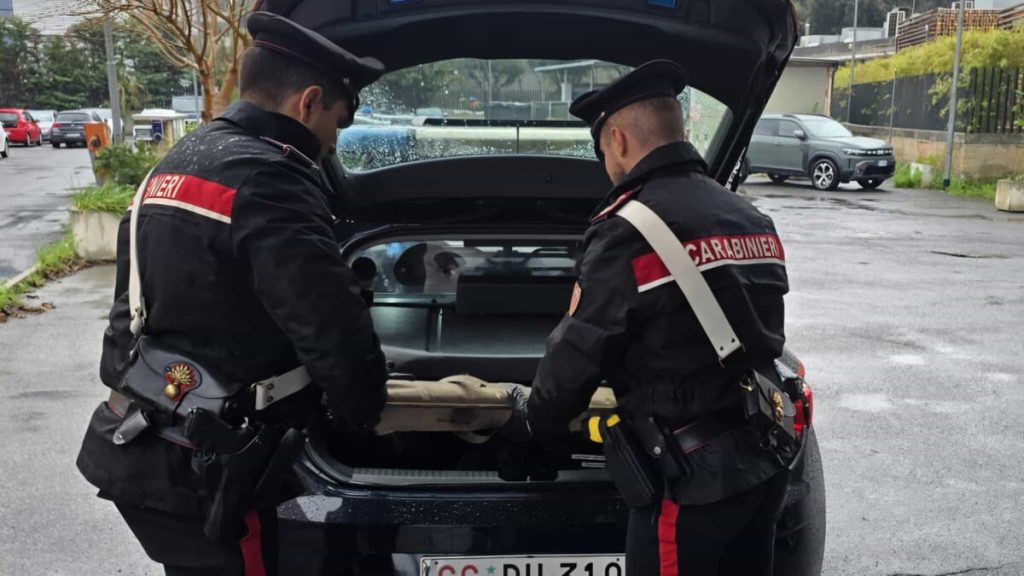 In auto con arnesi da scasso e il catalizzatore della Smart