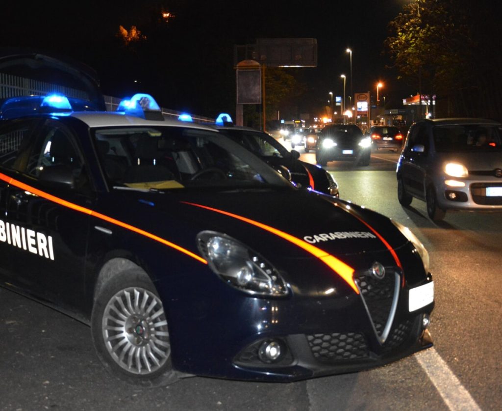 A fari spenti sulla Togliatti tamponano auto in sosta e scappano a piedi abbandonando la macchina in strada