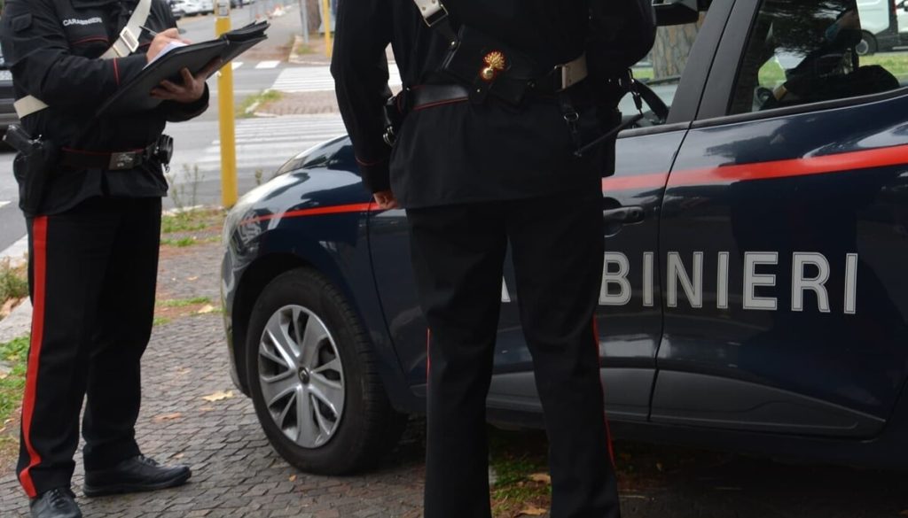 Ruba vestiti alla Rinascente di via del Tritone e scappa inseguito dal vigilante