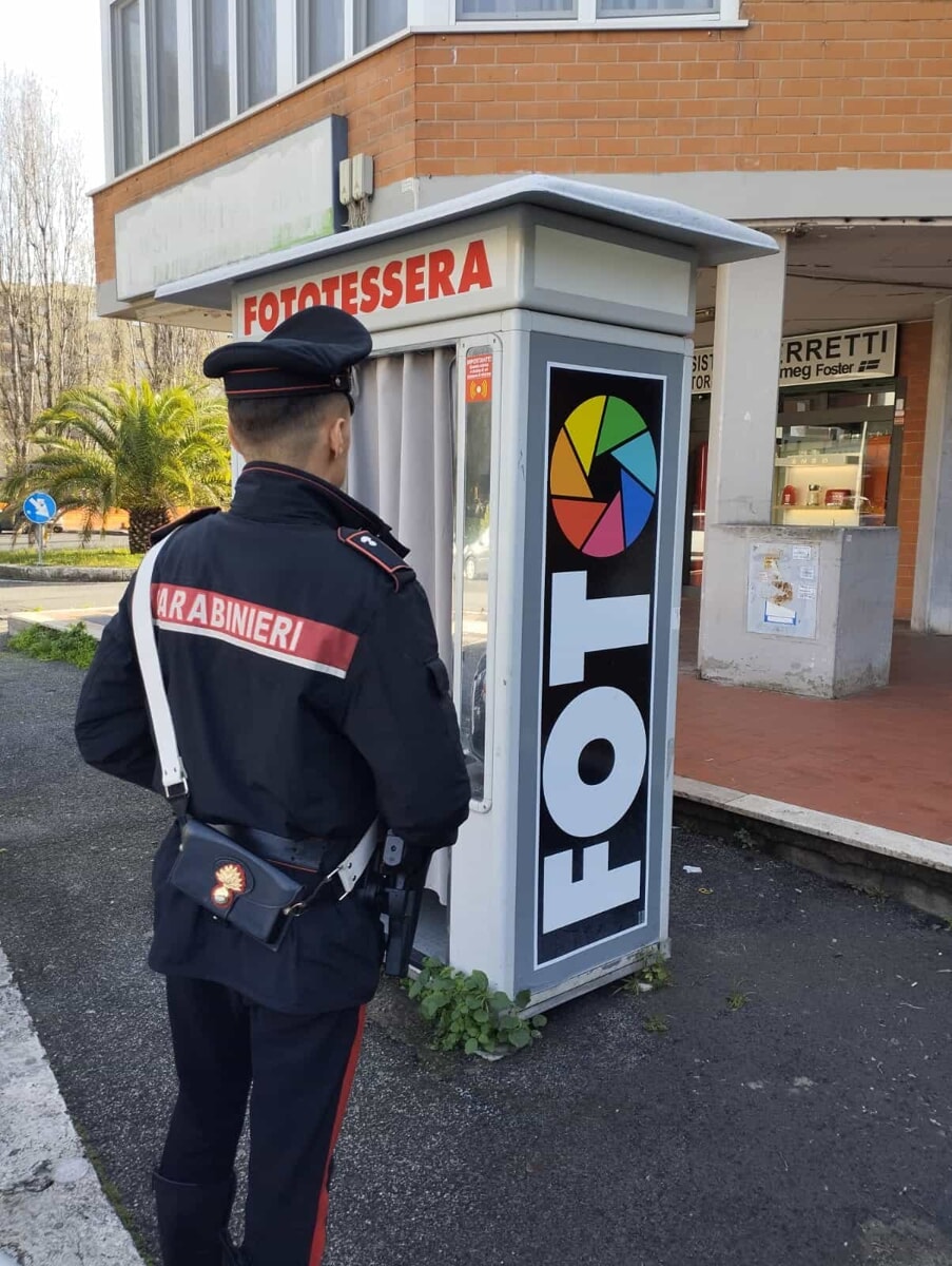 La macchina della fototessera svuotata come i parchimetri