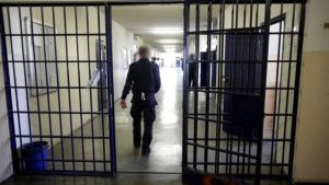Scambi di urine e perizie false per lasciare il carcere. Il sistema dello psicologo "preferito" dai detenuti