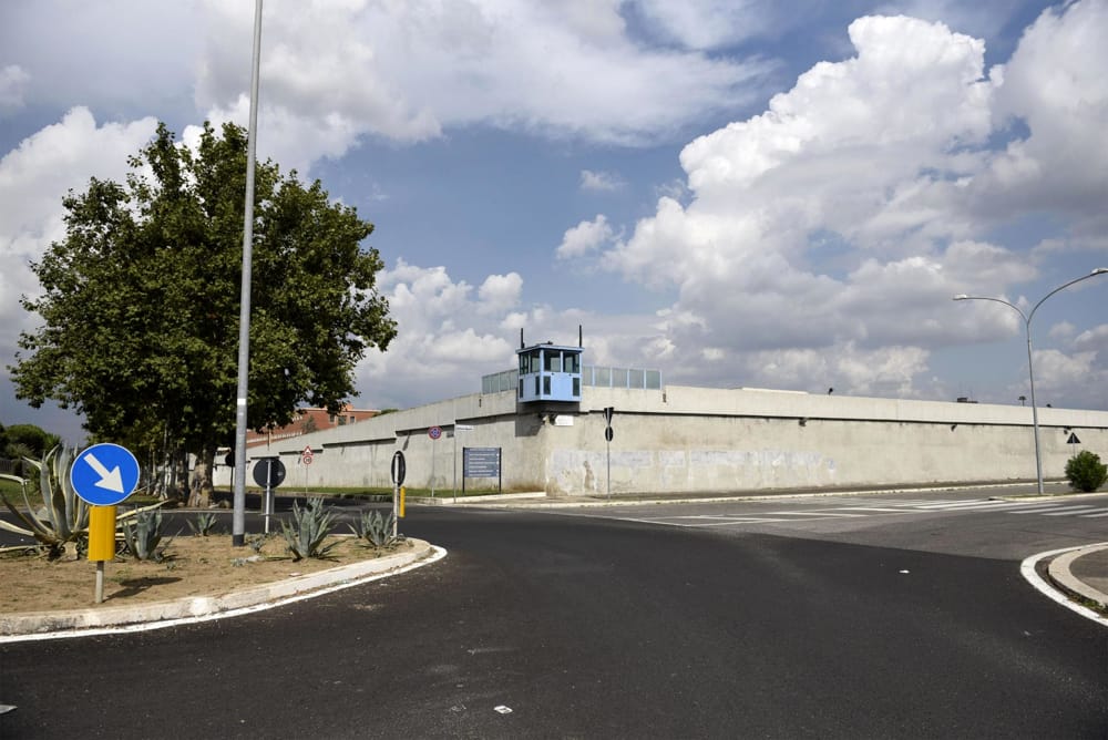 Prete del carcere di Rebibbia finisce sotto indagine. Avrebbe portato i "pizzini" ai detenuti