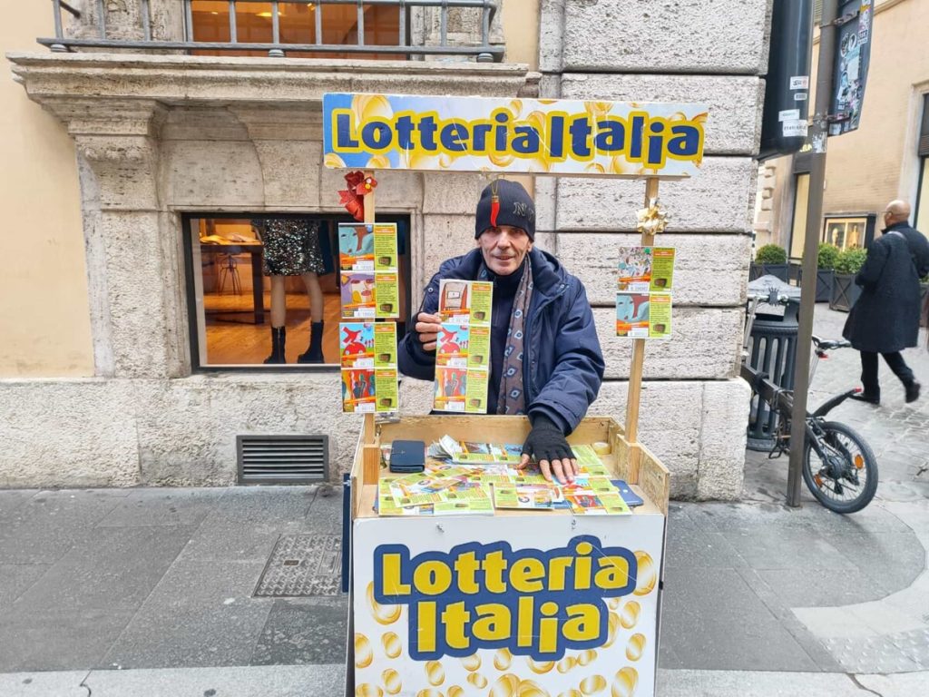 Lotteria Italia, Carlo lo storico rivenditore del Centro di Roma: "Venduti più di 500 biglietti in mezza giornata"