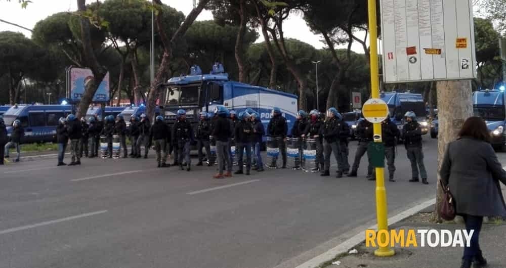 Roma-Lazio, derby in notturna dopo 6 anni: città blindata. Duemila agenti schierati
