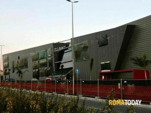 Minorenni svuotano estintori nel centro commerciale e scatta l'allarme