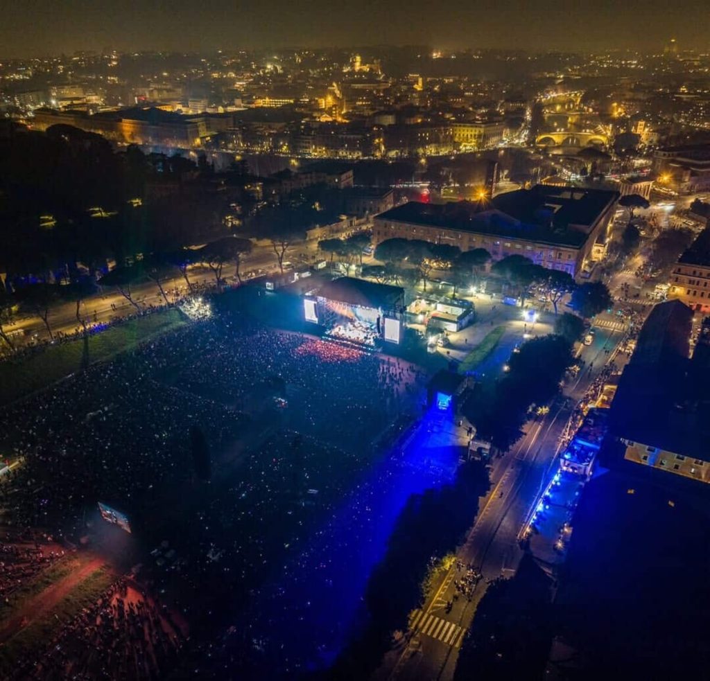 Il Concertone delle polemiche regge la prova. Sul palco del Circo Massimo il brindisi del sindaco con la sua giunta
