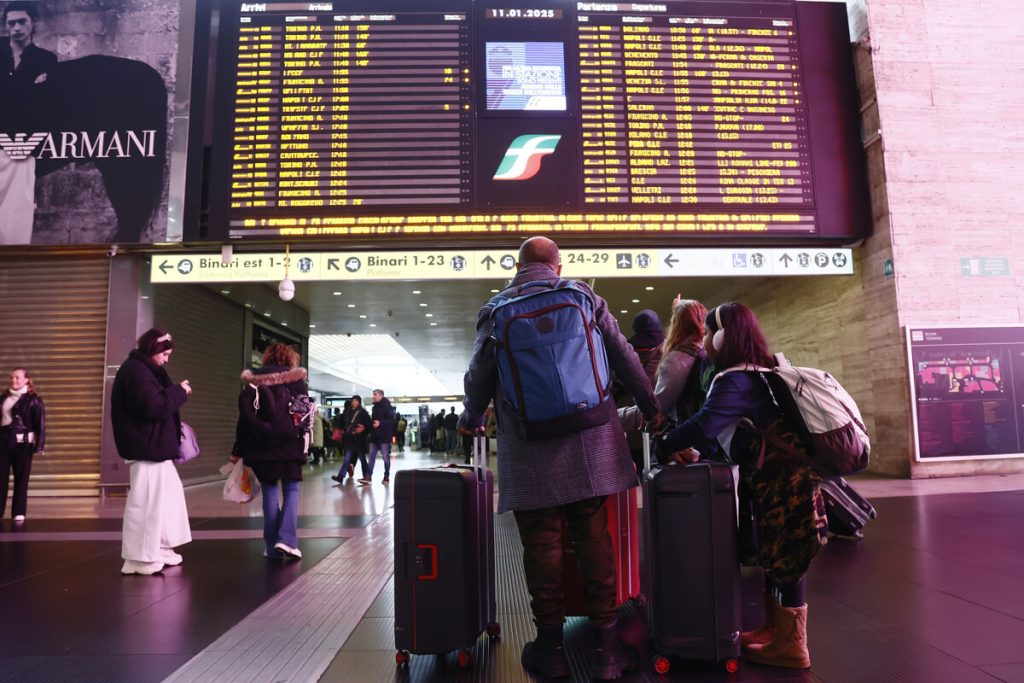 Caos treni senza fine, nuove cancellazioni e ritardi. Ancora disagi a Roma Termini