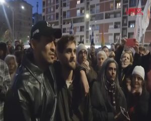 VIDEO | Roma in presidio in solidarietà della coppia gay aggredita. Le voci e le immagini della piazza