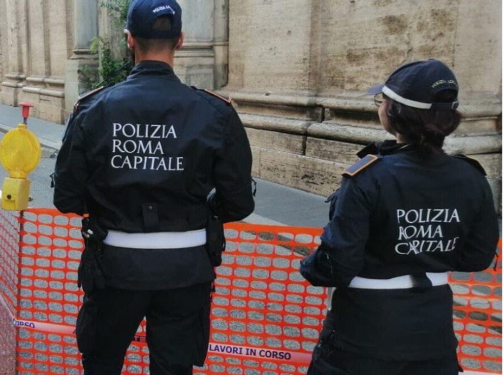 Crollano pezzi di cornicione in strada da un palazzo di via del Corso