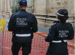 Crollano pezzi di cornicione in strada da un palazzo di via del Corso