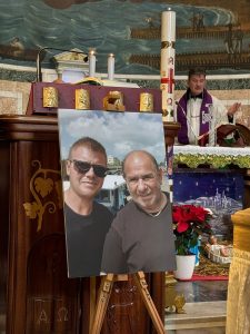 Massimo e Claudio Di Biase, l'addio ai due pescatori morti in mare. Lanciate corone di fiori in acqua