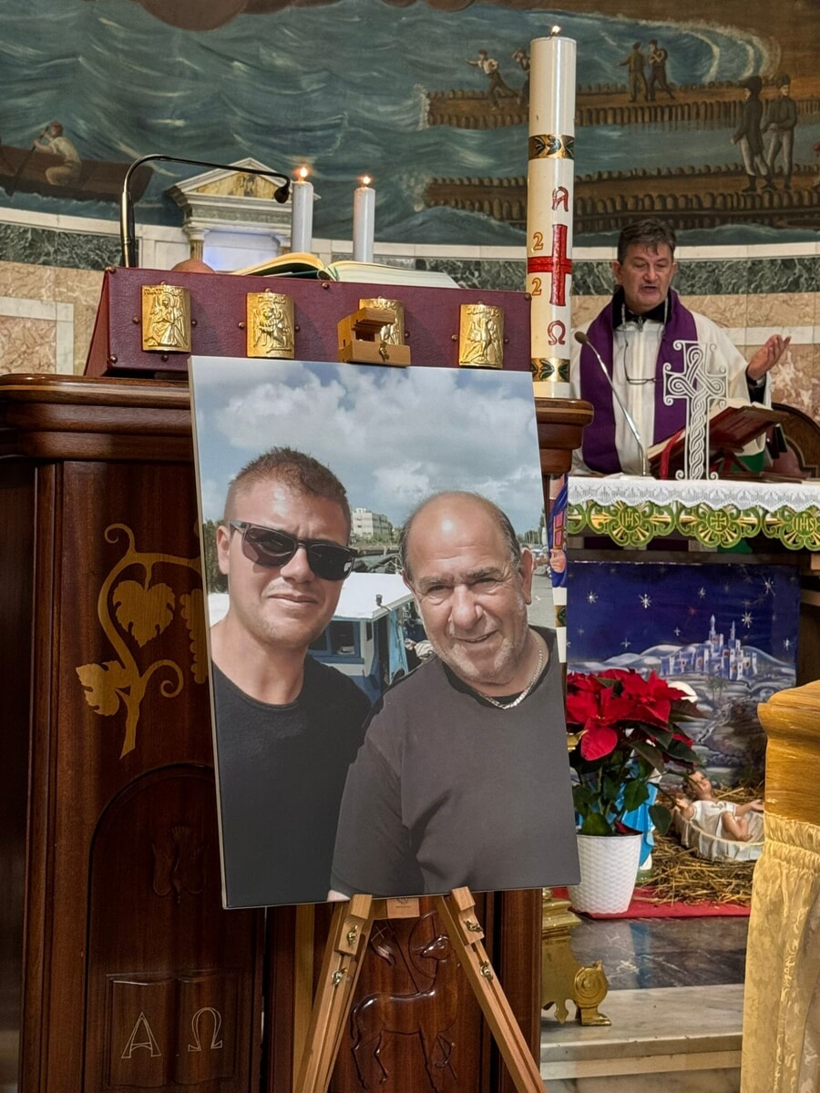 Massimo e Claudio Di Biase, l'addio ai due pescatori morti in mare. Lanciate corone di fiori in acqua